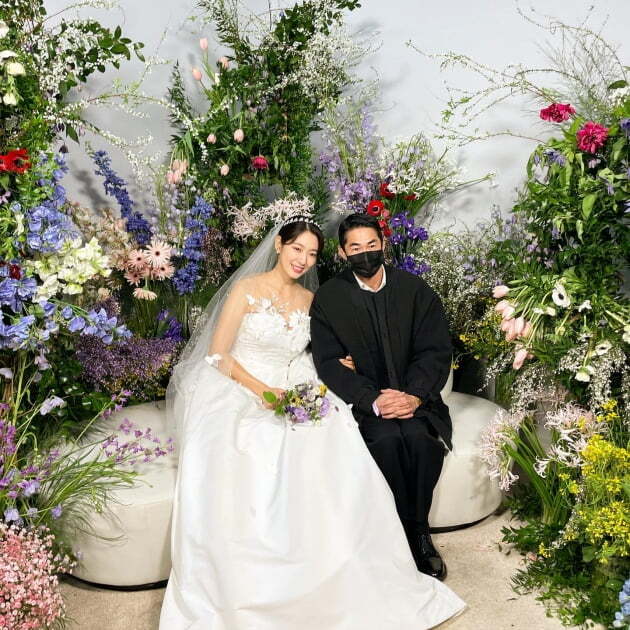 Model and Actor Bae Jeong-nam released a photo taken with Park Shin-hye, who married.Bae Jeong-nam posted two photos on his 22nd day with his article Happy High Sowing to the end of the world when Shin Hye-ya celebrated so much.The photo shows Park Shin-hye, who became a new bride, and Bae Jeong-nam, who is taking pictures in a friendly manner. The photos are Park Shin-hye and Choi Tae-joon, taken by Bae Jeong-nam.On the other hand, Park Shin-hye and Choi Tae-joon held a private wedding ceremony in Seoul.