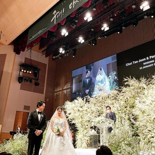 Model and Actor Bae Jeong-nam released a photo taken with Park Shin-hye, who married.Bae Jeong-nam posted two photos on his 22nd day with his article Happy High Sowing to the end of the world when Shin Hye-ya celebrated so much.The photo shows Park Shin-hye, who became a new bride, and Bae Jeong-nam, who is taking pictures in a friendly manner. The photos are Park Shin-hye and Choi Tae-joon, taken by Bae Jeong-nam.On the other hand, Park Shin-hye and Choi Tae-joon held a private wedding ceremony in Seoul.