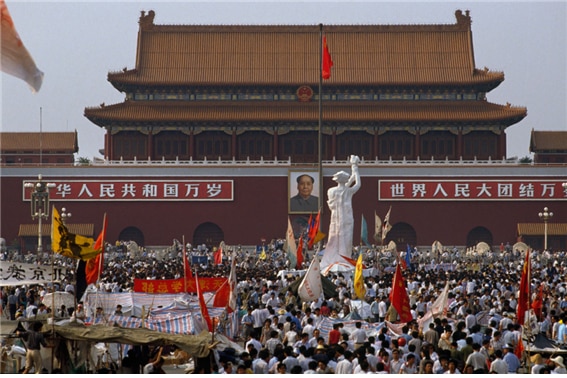 <1989년 5월 28일, 베이징 톈안먼 광장에 모인 시민과 학생들. 사진/Stuart Franklin/Magnum Photos>