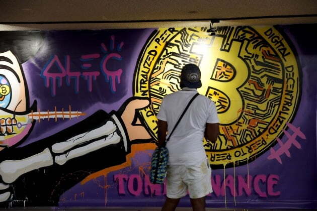 A mural is painted on a wall during the North American Bitcoin Conference held at the James L Knight Center on January 19, 2022 in Miami, Florida. AFP연합뉴스