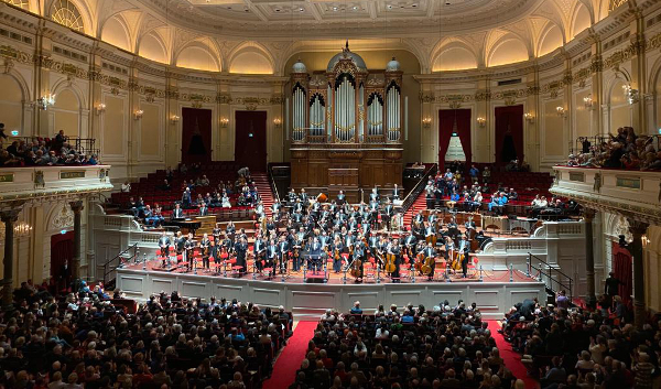 성시연이 지난해 11월 세계 최정상 악단 중 하나인 네덜란드 로열 콘세르트허바우 오케스트라를 지휘한 뒤 관객에게 인사하는 모습. ⓒ성시연