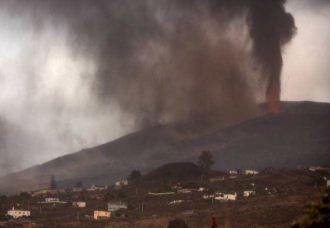 스페인 카나리아제도 라팔마 섬에 있는 쿰브레 비에호 화산이 폭발해 검은 화산재가 치솟고 있는 장면. / 사진=뉴스1
