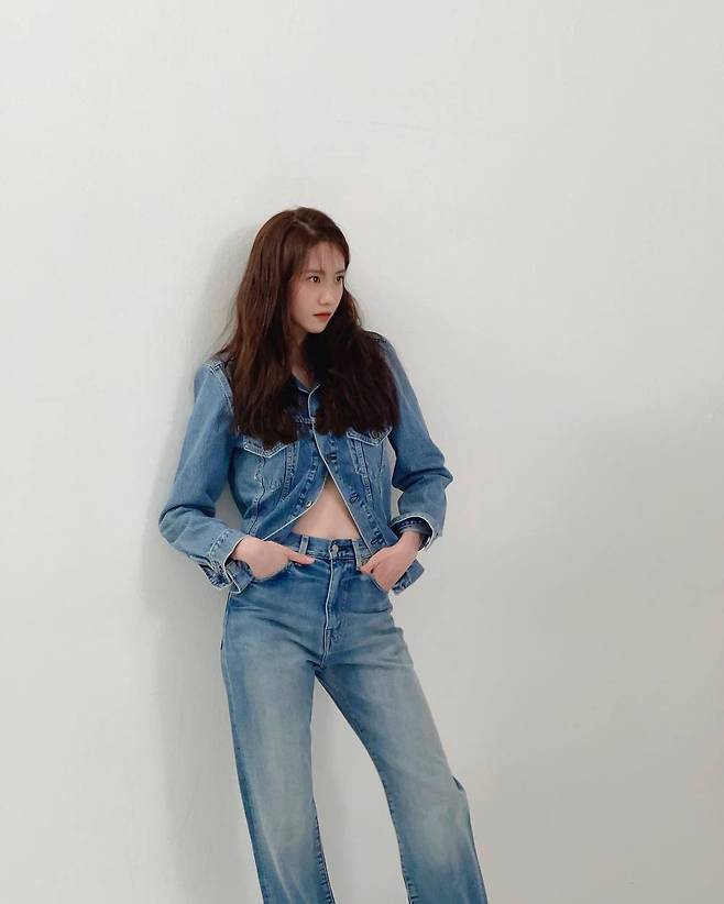 Group Girls Generation Im Yoon-ah showed bold Cheongcheon fashion.On January 22, Im Yoon-ah posted several photos on his instagram with an article called Behind.Im Yoon-ah, wearing a blue jacket with Horny Family in the public photo, boasts a pure beauty.Im Yoon-ahs slender ant waist and unusual proportions catch the eye.The netizens who saw this responded that they were too beautiful, attractive hit and pretty atmosphere.Im Yoon-ah, who made his debut with the group Girls Generation in 2007, was loved by attractive visuals and stable skills.Im Yoon-ah, who has been active in both singers and actors, has won the 20th Annual Womens Film Impression Acting Award in 2019, the 42nd Blue Dragon Film Award in 2021, the popular star of Chung Jung Won, and the 40th Golden Film Award in 2021.Meanwhile, Im Yoon-ah appeared in the movie Happy New Year.