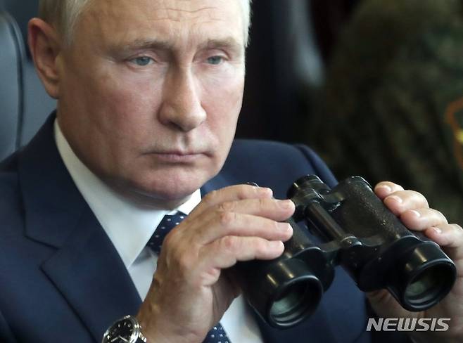 [니즈니 노브고로드(러시아)=AP/뉴시스] 블라디미르 푸틴 러시아 대통령이 지난 2021년 9월13일 니즈니 노브고로드에서 러시아-벨라루스 합동 군사훈련을 참관하는 모습. 2022.01.12.
