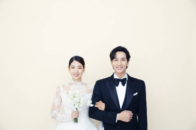 Actor Park Shin-hye has posted a marriage ceremony with fellow Choi Tae-joon after five years of devotion.From the lineup of super-luxury star guests to the D-line of Park Shin-hye, which was glimpsed, the marriage ceremony, which was perfect as a scene of a melodrama, heated up the entertainment industry for two consecutive days.Park Shin-hye and Choi Tae-joon held a ceremony for the century in the blessing of their family and acquaintances at a church in Gangdong-gu, Seoul on the 22nd.Park Shin-hye thanked everyone who gave me many blessings and congratulations through his SNS after the marriage ceremony.Park Shin-hye and Choi Tae-joon have dated since late 2017 and revealed their devotion in March 2018, continuing their unwavering love and becoming the leading couple in the entertainment industry.Park Shin-hye and Choi Tae-joon, who announced marriage last November after a long five-year relationship.In particular, Park Shin-hye was congratulated by boldly confessing to his fans until the precious second year of his preparation for marriage.Park Shin-hye and Choi Tae-joon, who joined the ranks of out-of-stock girls and out-of-stocks in such a lot of interest, were also a series of topics.Once the star guest lineup attended the marriage ceremony to celebrate the marriage of the two people was a glamor itself.Bae Jeong-nam, Oh Sang-jin, Lee Hong-gi (FT Island), Crush, D.O.(Exo), Lee Juck, Zico, Lee Sun Bin, Lee Min Ho, Lee Dong Hui, Lee Teuk (Super Junior), Kim Woo-ri stylist, former gymnast Son Yeon-jae, and baseball player Hwang Jae-gyun attended and some stars received much attention because they posted the beautiful marriage scene of the two on SNS.In particular, Lee Hong-gi called the OST Maliya of his life work Heirs starring Park Shin-hye as a celebration, and Crush and D.O.Also, the drama Dokkaebi OST Beautiful was called as a duet and collected topics.Here, Lee Juck played the piano himself and called Good luck as a celebration, and Zico, famous for Choi Tae-joons best friend, read a letter to bless the future of the two couples and showed off his friendship.In addition, Park Shin-hye, who reads the marriage pledge, and Choi Tae-joons affectionate appearance, and a romantic kiss in front of the guests, were envious of the marriage ceremony, such as a scene of a melodrama.In addition, Park Shin-hyes D line, which was seen at first glance through a pure white dress, attracted much attention.Park Shin-hye, who has just passed the early stages of pregnancy, has revealed her face as the most beautiful bride and prospective mother in the world.