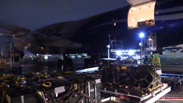22일 우크라이나 키예프 보리스필국제공항에 미국이 보낸 무기가 도착, 노동자들이 하역 작업을 하고 있다. 키예프=로이터 연합뉴스