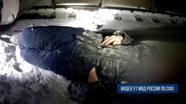 러시아 시베리아 횡단 열차 철로에서 술에 취한 채 잠이 든 남성 A(36) 씨의 구조 장면 / 사진 = 미러