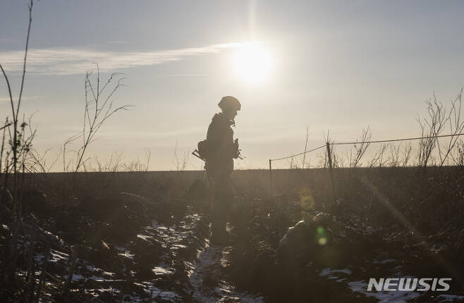 [마리우폴=AP/뉴시스] 지난 20일(현지시간) 우크라이나 도네츠크주 마리우폴에서 우크라이나군 병사가 친 러시아 반군과의 대치 지역에서 순찰하고 있다. 2022.01.21.