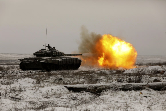 - 12일(현지시간) 러시아군이 우크라이나와 인접한 남부 로스토프주에서 T-72B3 전차를 이용해 사격 훈련을 벌이고 있다. AP 연합뉴스