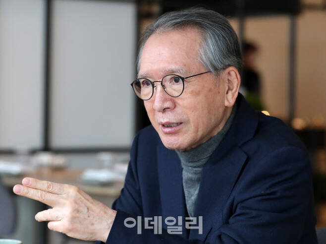 김형오 전 국회의장이 지난 19일 서울 강남의 한 카페에서 인터뷰를 진행하고 있다. (사진=방인권 기자)