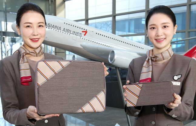 아시아나항공 승무원들이 회수한 유니폼을 이용해 제작한 업사이클링(Upcycling) 제품인 테블릿파우치를 소개하고 있다.ⓒ아시아나항공