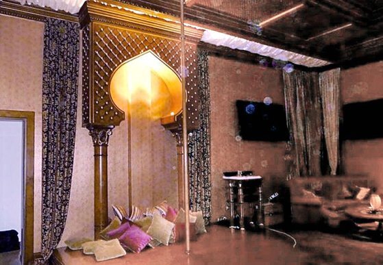 나발니의 동료들이 공개한 저택의 실제 내부 사진. ‘봉춤’을 출 수 있는 한 방의 중앙에는 쇠막대가 설치돼 있다. /사진 = 나발니 유튜브·러시아 반부패재단