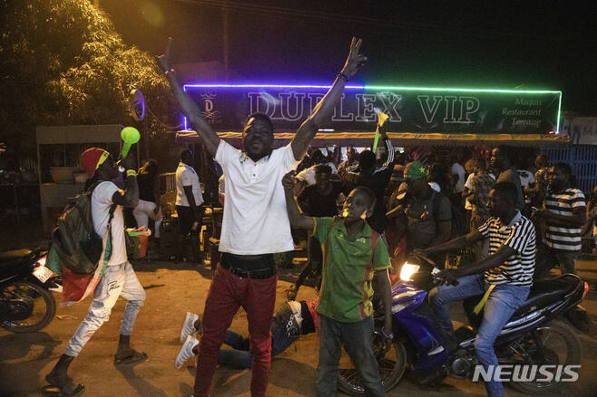 [AP뉴시스] 부르키나파소의 축구 팬들이 23일 아프리카컵 국가대항전에서 가봉을 물리치자 자축하고 있다. 이보다 앞서 반란군이 수도를 장악했다