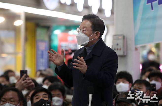 더불어민주당 이재명 대선 후보가 24일 오후 경기 성남시 중원구 상대원시장에서 열린 '매타버스' 성남, 민심속으로! 행사에서 시민들과 만나 연설을 하고 있다. 국회사진취재단