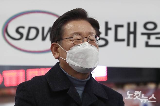 눈물 흘리며 연설하는 더불어민주당 이재명 대선 후보. 국회사진취재단