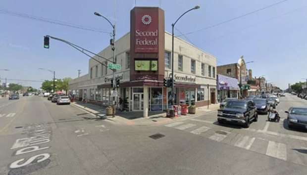 22일 오후 2시 45분쯤, 시카고 웨스트사이드 26번가 리틀 빌리지에서 총격 사건이 발생했다. 괴한들은 인근 상점에서 나온 남성을 향해 무차별 총격을 가했고, 29세 갱원이 등에 총을 맞고 쓰러졌다.