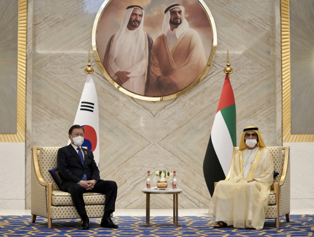 문재인 대통령이 16일(현지시간) 두바이 엑스포 리더십관에서 셰이크 무함마드 빈 라시드 알막툼 UAE 총리 겸 두바이 군주와 회담을 하고 있다. /연합뉴스