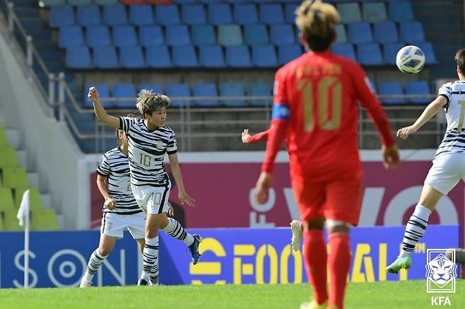 대표팀 '에이스' 지소연이 미얀마와 경기에서 후반 39분 헤딩으로 팀의 두 번째 골을 넣어 2경기 연속 득점포를 가동했다. [대한축구협회 제공]