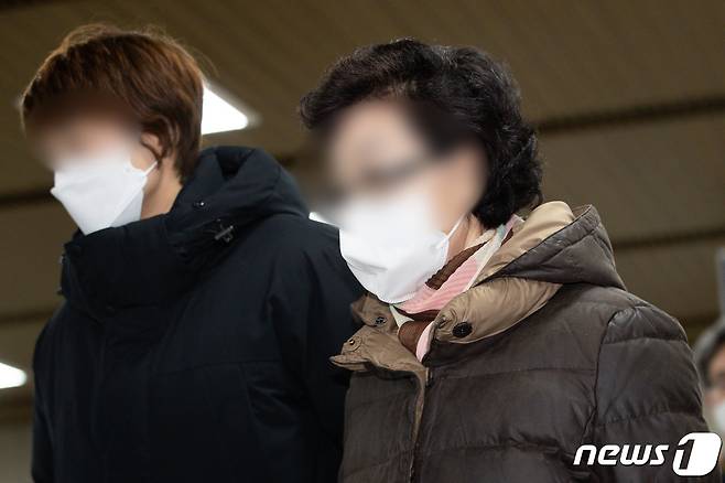 윤석열 국민의힘 대선후보의 장모 최모씨가 25일 서울 서초구 서울고등법원에서 열린 특정경제범죄가중처벌 등에 관한 법률위반(사기)등 2심 선고공판에 출석하고 있다. 2022.1.25/뉴스1 © News1 유승관 기자