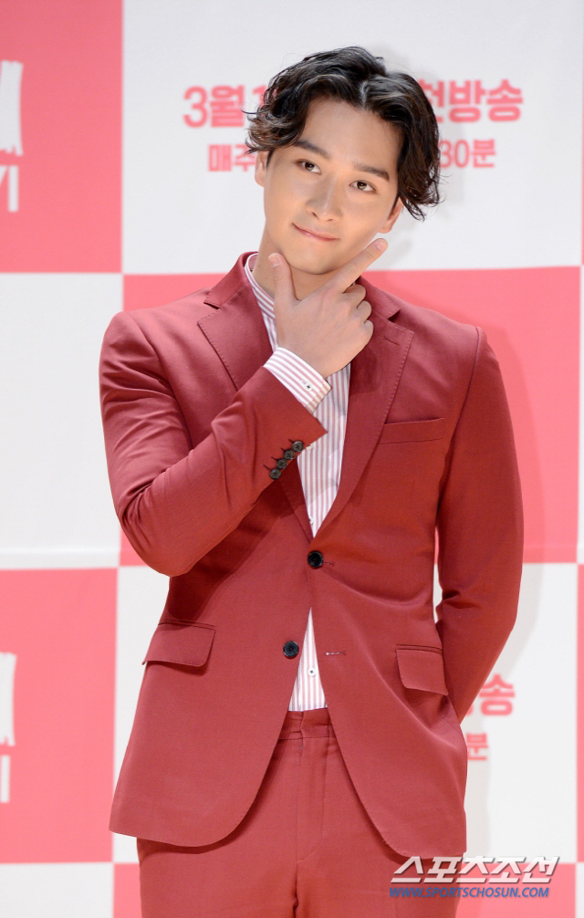 Singer and Actor Hwang Chan-sung is known to be the first married man in 2PM with the news of marriage and premarital pregnancy, and Hwang Chan-sungs preliminary bride is 8 years old.Hwang Chan-sung announced his marriage and pregnancy directly through SNS last month. Hwang Chan-sung said, There are people who have been dating for a long time.I have become a Friend and lover who can talk about anything and a resting place of my mind for a long time. I was preparing and planning to marry this person after the military, and the blessing of new life came faster than expected.Hwang Chan-sung said, I would like to ask you to understand that the person who will be a spouse on the way to a family is not a person with the same job as me, so I do not disclose it.The sudden marriage and pregnancy news of Hwang Chan-sung mixed with cheering and surprise, and on the 25th, Hwang Chan-sungs bride-to-be was surprised by the announcement that she was eight years old.Sporty News reported that Hwang Chan-sungs bride-to-be was eight years old. Hwang Chan-sung was born in 1990, and the bride-to-be was born in 1982 and 41 years old.The pair reportedly welcomed the blessing of two years old while they were planning their wedding for more than five years, and quickly announced to fans after a cautious period.Hwang Chan-sungs sudden announcement of his marriage is understandable.After the report, JYP Entertainment said, The exclusive contract with Chan Sung expired on the 24th. It is difficult to grasp because it is personal.On the other hand, Hwang Chan-sung will make a new challenge after the expiration of his exclusive contract with JYP Entertainment, which has been in operation for 15 years.Hwang Chan-sung announced the news of the failure to renew the contract, saying, I made a decision by communicating with my future first, and I decided to pray for the company to be a bright future.I will always support each others development with my roots and old Friends. There is no exact direction yet, but I will also tell you that fans will not worry.