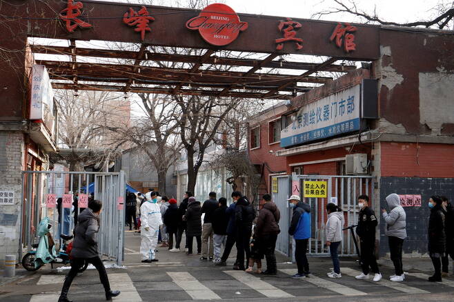 25일(현지 시각) 중국 베이징 펑타이구에서 열린 코로나19 핵산 검사에서 사람들이 검사장에 줄을 서 있다. /사진 = 연합뉴스