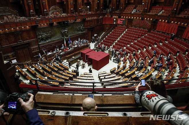 [로마(이탈리아)=AP/뉴시스] 24일(현지시간) 이탈리아 로마 의회에서 대의원들이 차기 대통령 투표를 하고 있다. 2022.01.25.