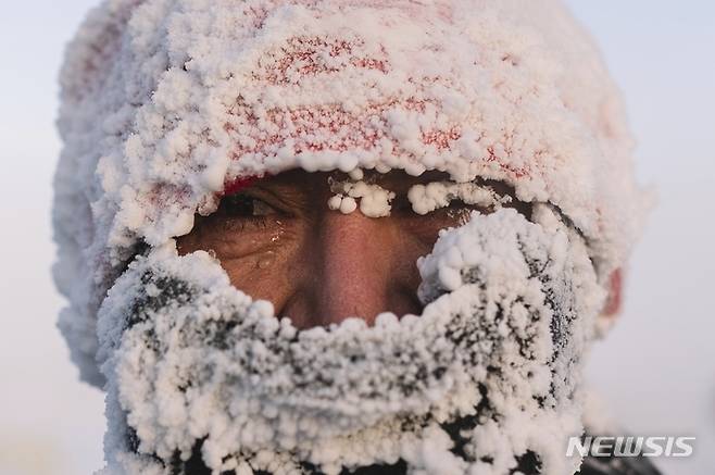 [오이먀콘=AP/뉴시스] 22일(현지시간) 러시아 극동 야쿠티아라고도 알려진 사하공화국의 오이먀콘 인근에서 영하 53도 속 세계에서 가장 추운 국제 마라톤이 열려 한 참가자가 카메라를 바라보고 있다. 이 대회엔 아랍에미리트, 미국, 벨라루스 등 65명의 남녀 주자가 참가해 풀코스와 하프 코스를 달렸다. 이 마을은 인간이 거주하는 곳 중 가장 추운 곳이며 얼지 않는 물인 자연 온천이 있다. 2022.01.25.