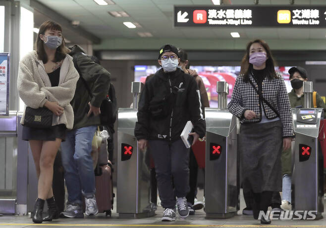 [타이베이=AP/뉴시스] 대만 수도 타이베이에서 20일 코로나19 예방을 위해 마스크를 착용한 시민들이 지하철역을 빠져나오고 있다. 2022.01.25