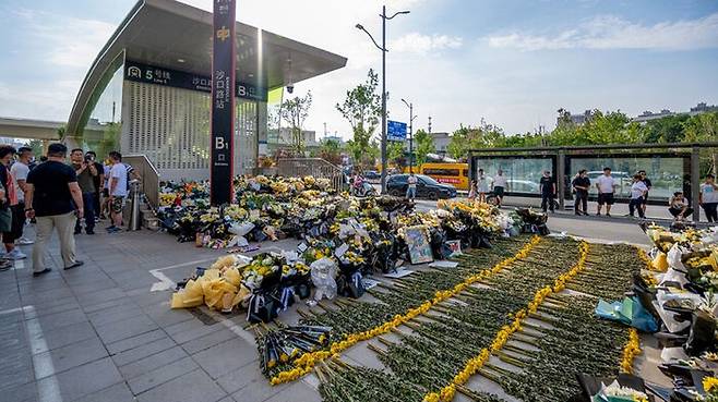 정저우시 지하철 참사 희생자들을 추모하기 위해 지하철역 앞에 놓인 꽃들