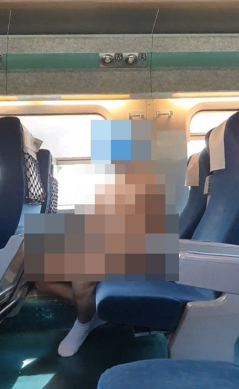 신원 미상의 남자가 부산행 기차 안에서 나체로 음란행위한 사진을 올렸다며 이를 엄벌해달라는 청원이 등장했다. 트위터 캡처