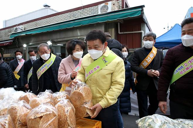 전통시장에서 장 보며 물가를 점검하고 있는 허성곤 경남 김해시장 ©김해시