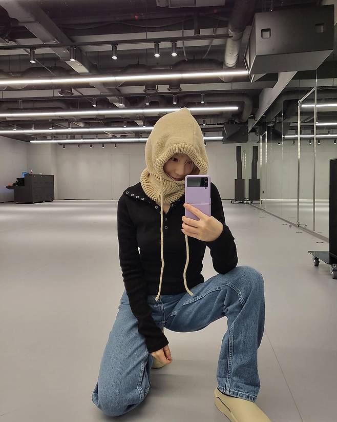 On the morning of the 25th, Taeyeon posted a picture on his instagram with an article entitled To follow.In the open photo, Taeyeon is wearing jeans, black knit, and barracLarva in the practice room and taking a mirror selfie.His appearance in various poses with a remorseful appearance attracts attention.On the other hand, Taeyeon, who was born in 1989 and is 33 years old, released his new song Can not Control Myself on the 17th.Photo: Taeyeon Instagram