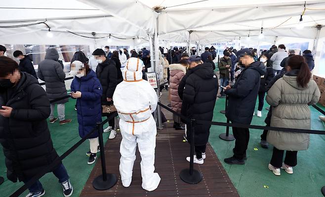 오미크론 확산으로 연일 신규 확진이 최다를 기록 중인 26일 오전 서울 송파구 송파구보건소 선별진료소에서 시민들이 신종 코로나바이러스 감염증(코로나19) 검사를 받기 위해 대기하고 있다. /연합뉴스