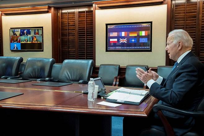 조 바이든 미국 대통령이 24일(현지시간) 워싱턴 백악관 상황실에서 열린 보안 화상회의 도중 유럽 정상들과 러시아 및 우크라이나 사태에 대해 대화하고 있는 모습 /사진 = 연합뉴스