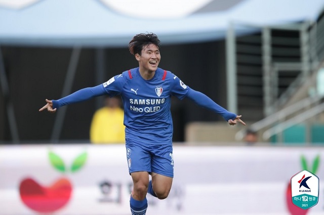 수원 삼성의 정상빈이 전북 현대와 2021 K리그1 원정경기 득점 후 기뻐하고 있다. 사진=한국프로축구연맹 제공