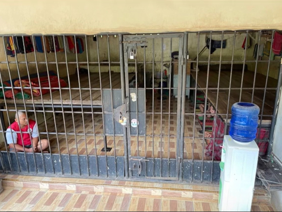 지난 24일 인도네시아 수마트라섬 랑캇군의 군수 떼르빗의 자택 뒷마당에서 사설 감옥이 발견됐다. /사진제공='anishidayah_76' 틱톡 캡처