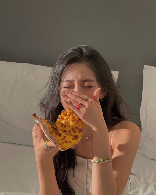 An elite from the girl group Lovelyz showed off her extraordinary beauty.On the 26th, Jung Ye-in posted a picture on his instagram with the article Plus pizza Plus weight.In the photo, there is a picture of an elite person who is taking a picture with a pizza in his mouth.On the other hand, Jung In-woon announced his first digital single, Plus n Minus on the 25th.