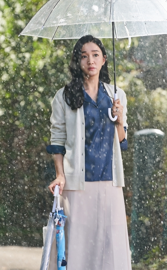 The perfect assumption Soo Ae had tried so hard to keep was on the verge of collapse.In the JTBC drama City of the Duke (playplay by Son Se-dong/director Jeon Chang-geun/produced High Story D & C, JTBC Studio), Yoon Jae-hee (Soo Ae) is the flower of her husband Jung Joon-hyuk (Kim Kang-woo), her son, and Lee Seol (Lee E-Dam), who was revealed as the birth mother of her son. The moment of looking at the cheerful figure is caught and it is causing a breathtaking tension.In the first photo, a friendly smile is called by the rich (son), Jung Jun-hyuk and Jung Hyun-woo (seo Woo-jin), who meet the untimely rain and avoid the rain at the playground.Then, between them, Kim Seol appears with an umbrella and completes the ideal family form.In addition, Kim Lee Seol has a bright smile that has never been seen before, and he is creating a landscape that he would not have doubted if he saw a stranger.Then, many emotions are read in the eyes of Yoon Jae-hee looking at the scene.The face of Yoon Jae-hee, who seems to be angry at the deception of Lee Seol, seems to provoke himself, but for a moment he sees loneliness and sadness, adds to his sadness.In particular, Yoon Jae-hee was betrayed by the fact that Kim Lee Seol, who believed in him, had committed a fraud with Jung Jun-hyuk in the past.In addition, the shocking truth that Yoon Jae-hee was the birth mother of his son Jung Hyun-woo, who secretly adopted to protect his position, was Kim Lee Seol.Above all, Kim Seols arsenic facing the eyes of the empty Yoon Jae-hee reveals the reversal of the charter.In the meantime, Yoon Jae-hee has enjoyed the superiority of asking for a divorce with Jung Jun-hyuk, ignoring the Lee Seol, which she wanted to find her life, and then constricting it like a punishment by my side.The expression of Lee Seol, as if to see the result of such a choice of Yoon Jae-hee, represents this.In addition, Seo Han-sook (Kim Mi-sook), who was willing to make sure that Yoon Jae-hee had to adopt the child of Jung Jun-hyuk, born by Kim Lee Seol, made everyone feel sick.In the end, Yoon Jae-hee realized that no matter how hard I tried, I could not escape the feet of Seo Han-sook.Yoon Jae-hee was taken over by Lee Seol and stood at a standoff with Seo Han-sook.It is noteworthy how far Yoon Jae-hee will go to fulfill his plan to keep his family, which was not flawed externally, and to put Jung Jun-hyuk in the presidency.