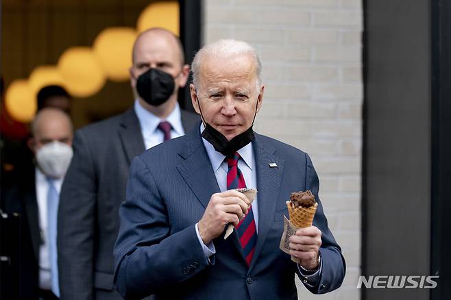 [워싱턴=AP/뉴시스]조 바이든 미국 대통령이 25일(현지시간) 워싱턴DC 한 아이스크림 매장에 들렀다 나오고 있다. 2022.01.25.
