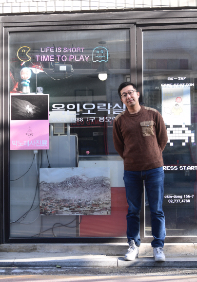 설재우씨가 서울 종로구 옥인동에서 운영하는 무인 오락실에서 지역 살리기에 대해 말하고 있다. 박윤슬 기자 seul@seoul.co.kr