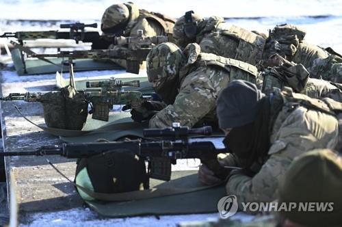 군사적 긴장 속 우크라이나 접경지역에서 사격훈련 하는 러시아군 [AP 연합뉴스 자료사진. 재판매 및 DB 금지]