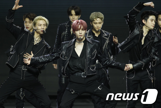 Seoul=) = NCT 127 Taeyong is performing a spectacular performance at the 11th Gaon Chart Music Awards held at the Seoul Jamsil Indoor Gymnasium on the afternoon of the 27th.2022.1.27