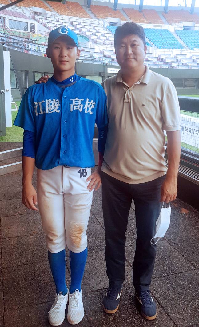 김철기 감독과 고교시절 김세민(왼쪽). 제공|김철기 감독