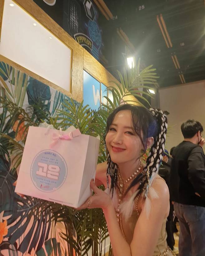 Singer Byul, who is a new top model on idol, has revealed the recent trend of getting more and more hip.Byul said through his SNS on the 27th, Thank you Sunye fans for your name!!!!! Hm beautiful and delicious!!, and posted several photos. The photos included a picture of Byul certifying gifts received from Sunyes fans.Mnet M Countdown ahead of the stage, Byul happily accepted the gift box with his name on it.In particular, Byul also digested the leather mini dress and the head of the bifurcation, and gave an idol force.Browther and Sister Byuls cute visuals, which resembles the eyesight, are also outstanding.Meanwhile, Byul has a daughter with two sons and a daughter, married to singer Haha in 2012.Byul is currently doing a new Top Model as an idol through TVN entertainment program Mom is an idol.