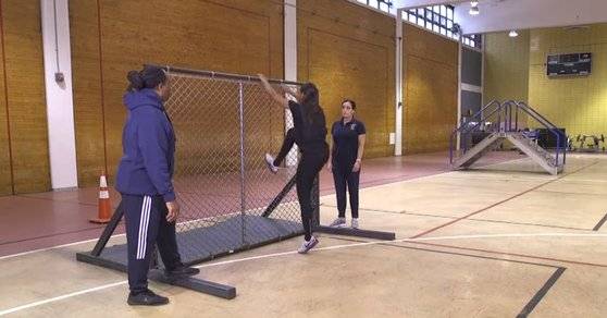 미국 뉴욕 경찰은 체력시험을 직무기준시험(Job Standards Test)라고 부른다. 경찰 직무를 수행할 최소한의 체력을 테스트하는 것이 취지다. 사진은 체력시험에서 한 흑인 경찰이 시범을 보이는 모습. NYPD