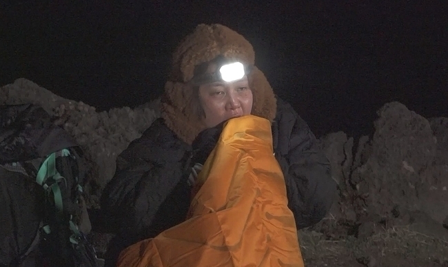 The end of Park Na-rae, who ran for life sunset in I Live Alone, is finally revealed.MBC I Live Alone, which will be broadcasted at 11:10 pm on January 28, will unveil Park Na-raes blue-collar The Departure Travel ending.Last week, Park Na-rae left a 25km walk-in force to watch the sunset of Biyangdo in Jeju, gathering attention, especially on the rush of manure at an emergency signal from the middle of a carrot field (?), and the highest audience rating, and the broadcast ended in a crisis that could not see the sunset because the ship missed, amplifying the curiosity toward the end.Park Na-rae, who finally appeared, is racing in the middle of Biyangdo and steals his gaze.The sun, which is rapidly dying behind Park Na-rae, is captured and gives a dizzying tension. The expression of Park Na-rae captured at the end of Biyangdo road is simply a devolution.Curiosity is stimulated by Park Na-rae, who stares into the air with sweaty, sad eyes, what endings are waiting for.In particular, Park Na-rae said, When I look at the red sunset, I feel like I have a red pill in my heart.With viewers cheering for Park Na-raes New Departure Travel pouring in, attention is focused on whether they can overcome numerous hurdles and win the Life sunset.In the meantime, Park Na-rae is not surprised to be late in the tent until a dark night.As soon as Park Na-rae opens the tent, he shouts Its a life net! And frustrates and causes a laugh.Park Na-raes hand is a spring and summer mesh tent that seems to be windy to the bone.The night temperature of Jeju Island has fallen to below zero on this day, and it is anticipated that there will be a lot of hardships in bed.