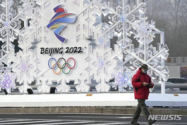 [베이징=AP/뉴시스] 중국 베이징 올림픽 파크에 조성된 조형물 앞을 한 사람이 지나가고 있다. 2022.01.27.