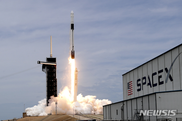 [케이프 커내버럴=AP/뉴시스] 드래곤2 우주선이 장착된 스페이스X 팔콘9 로켓이 3일(현지시간) 미국 플로리다주 케네디우주센터에서 국제우주정거장으로의 공급 임무를 위해 발사됐다. 0201.06.04.