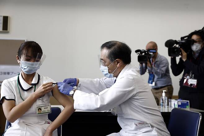 도쿄의 의료종사자가 코로나 백신을 접종하고 있다. 세계일보 자료사진