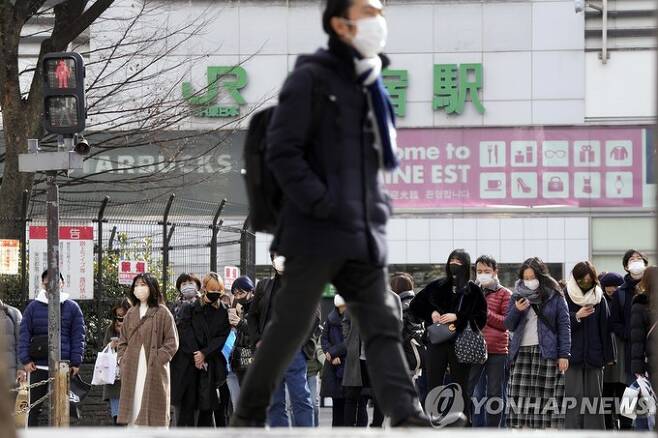 24일 일본 도쿄도(東京都)에서 마스크를 쓴 사람들이 보행 신호를 기다리고 있다. 도쿄 AP=연합뉴스.